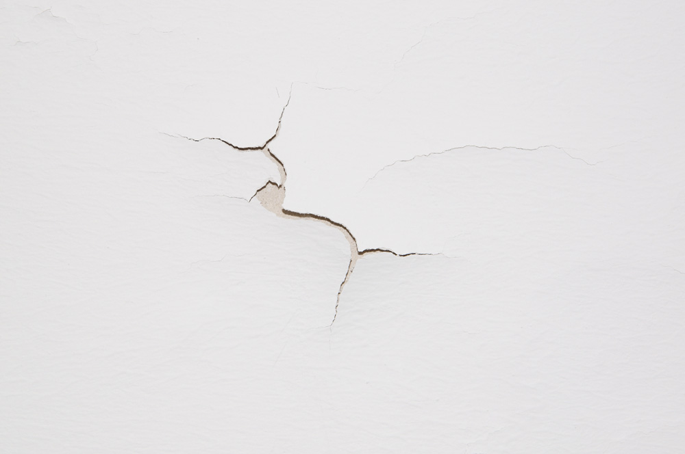 An obvious crack on a white wall