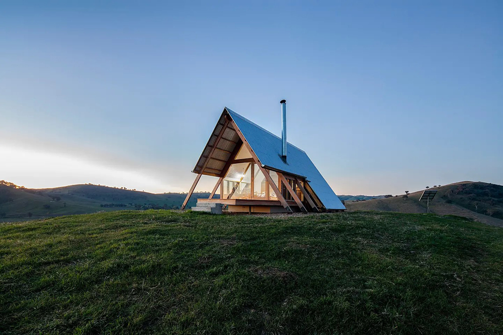 Unique one-bedroom eco-hunt on top of a grassy hill with scenic views