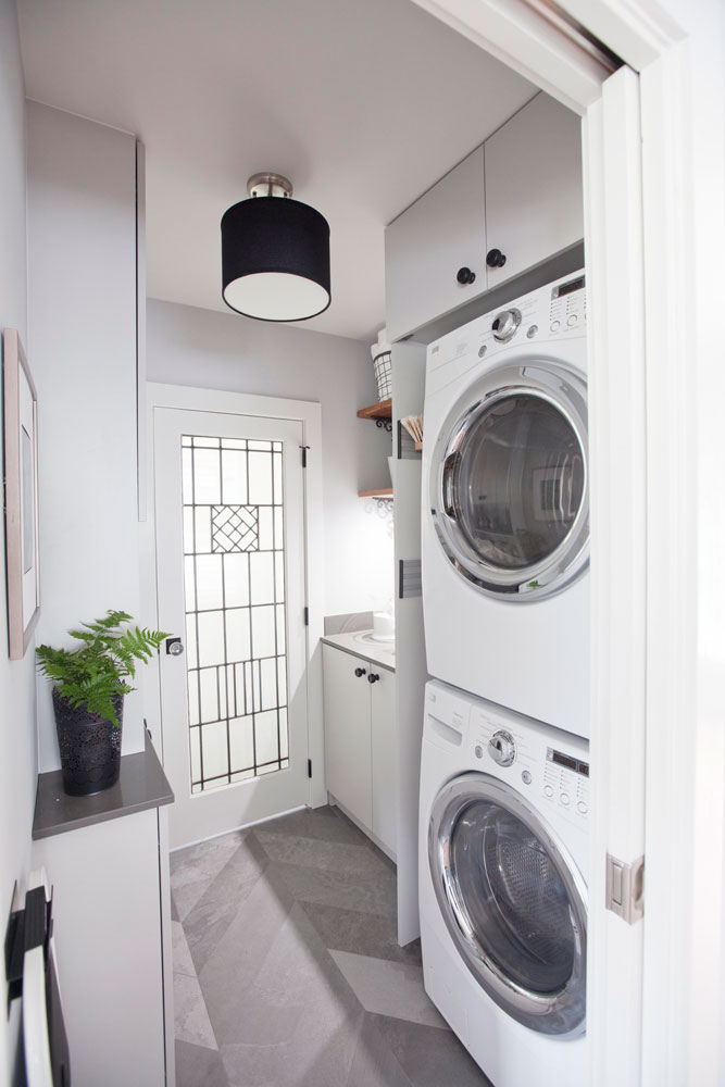 Narrow laundry room design, black and white palette.