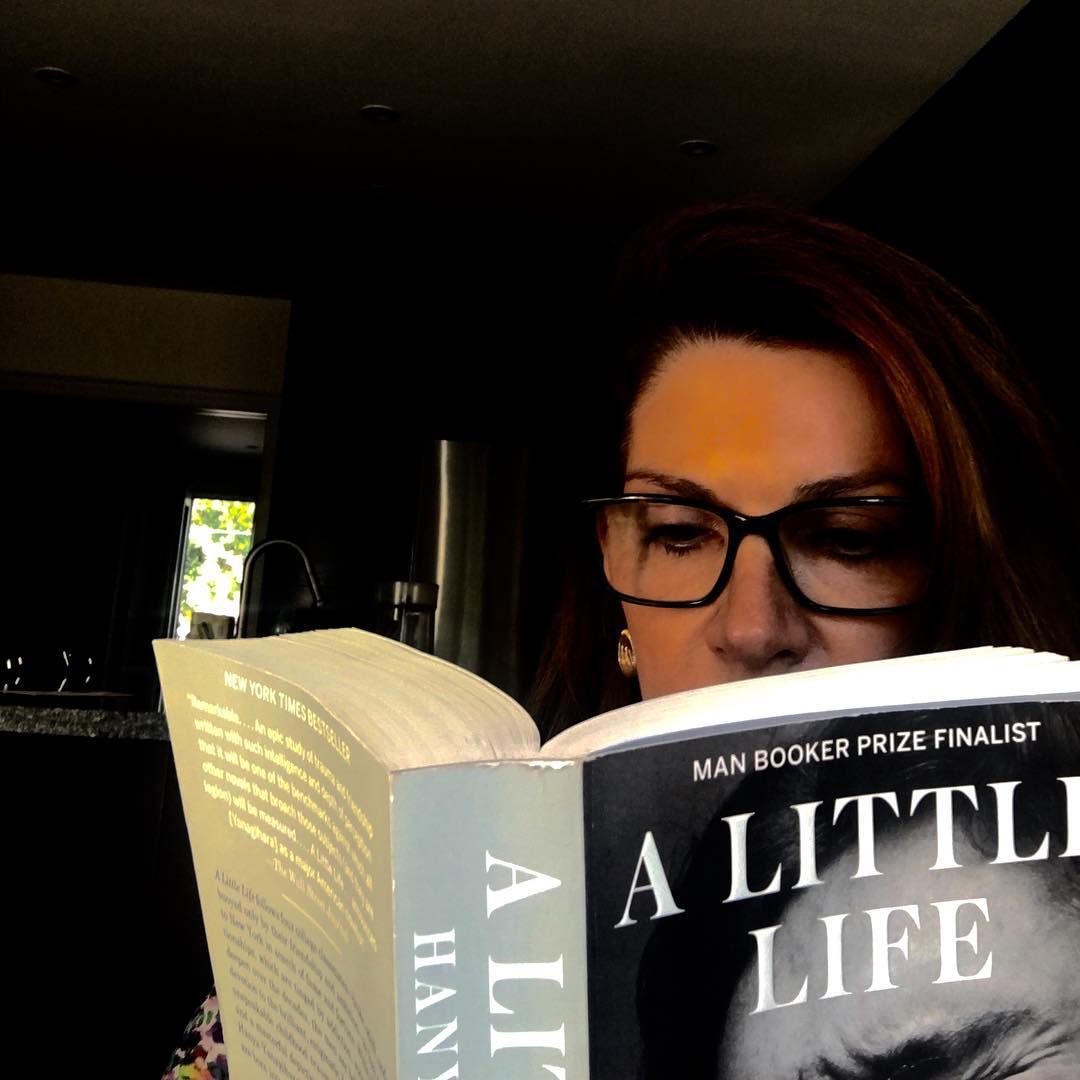 Hilary Farr from LIOLI reads a book