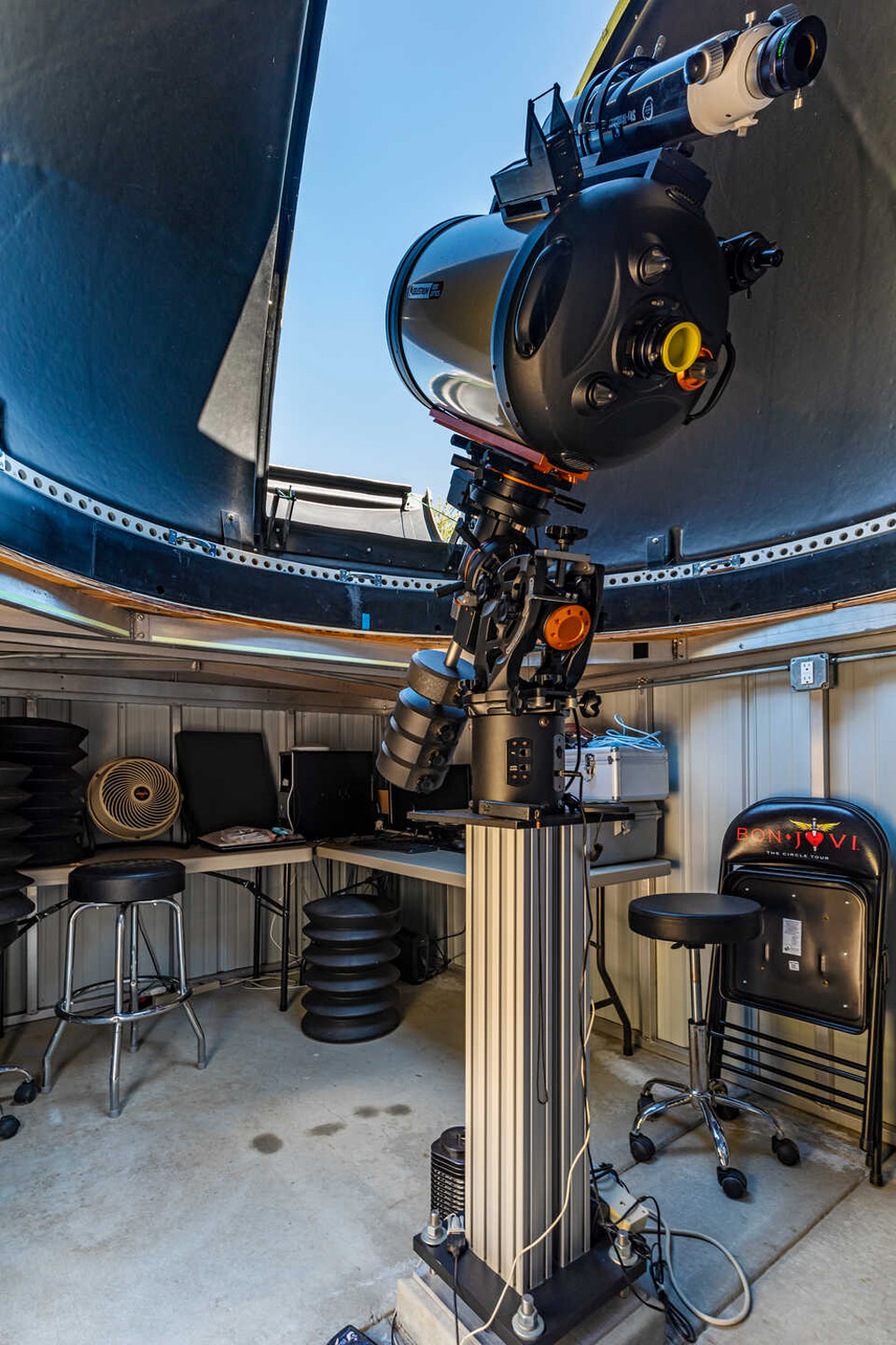On the hill on the back of the property there is a stargazing observatory with a powerful rotating telescope