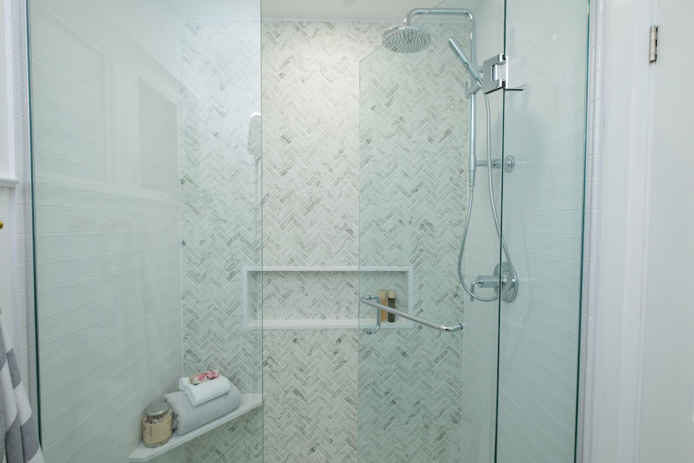 Walk-in shower with shelves