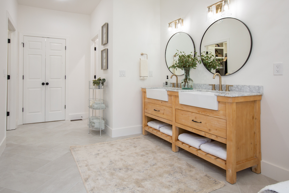 Dual vanity with circular mirrors in a large ensuite