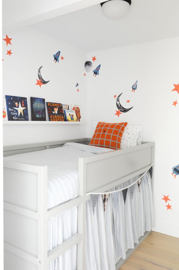 Minimalist kids' room in blue and orange
