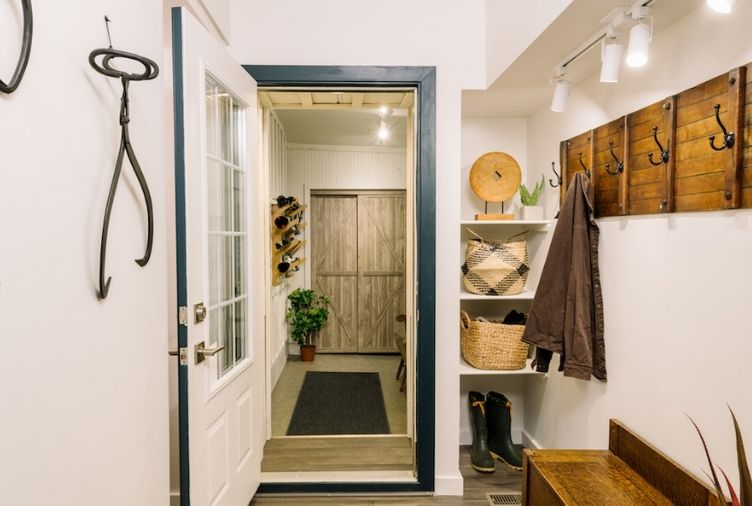 11 Modern Mudroom Designs That Will Inspire You to Start ...