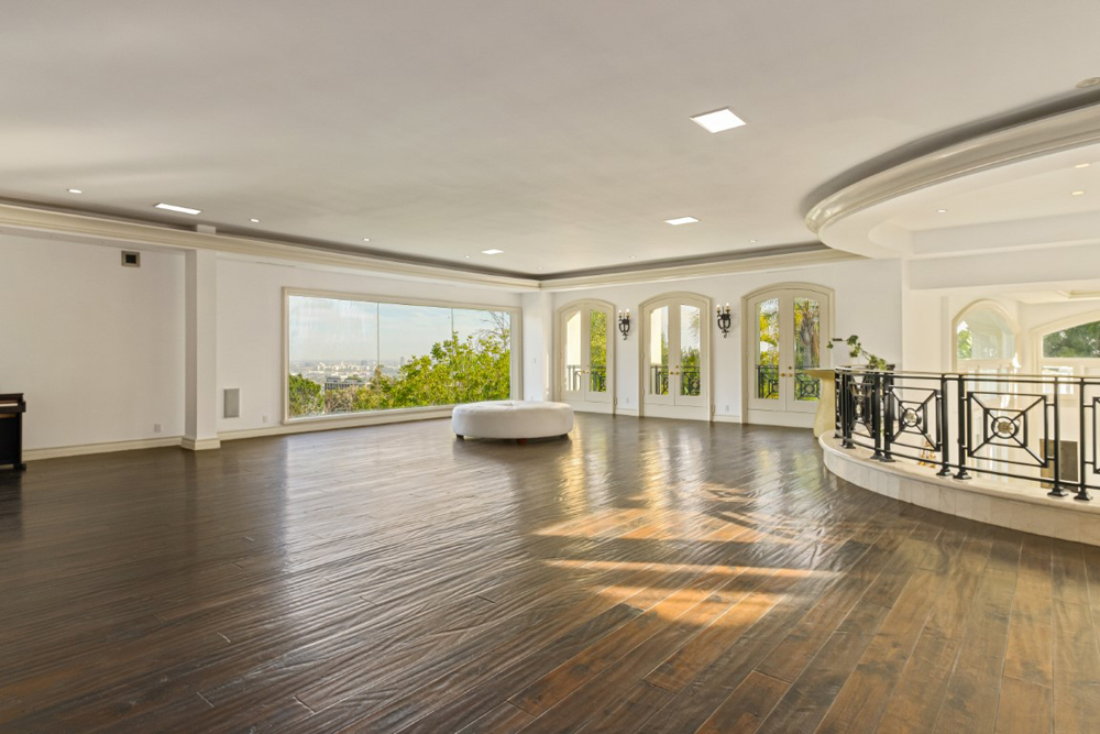 A spacious second living room with views overlooking the city of Los Angeles