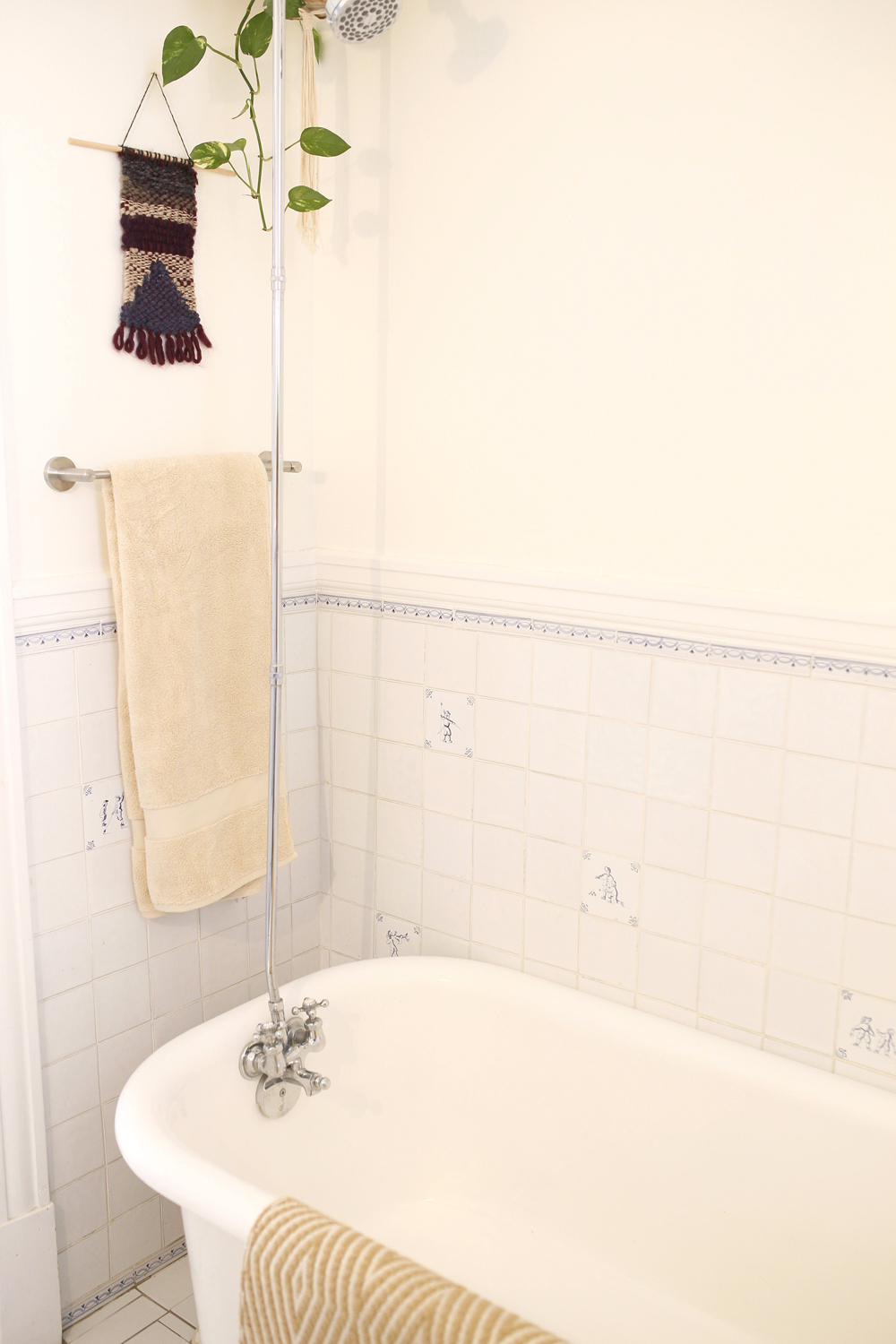 tub, beige towel, macrame above towel