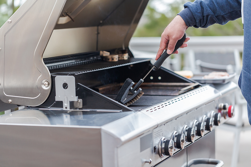 Cleaning outdoor gas grill