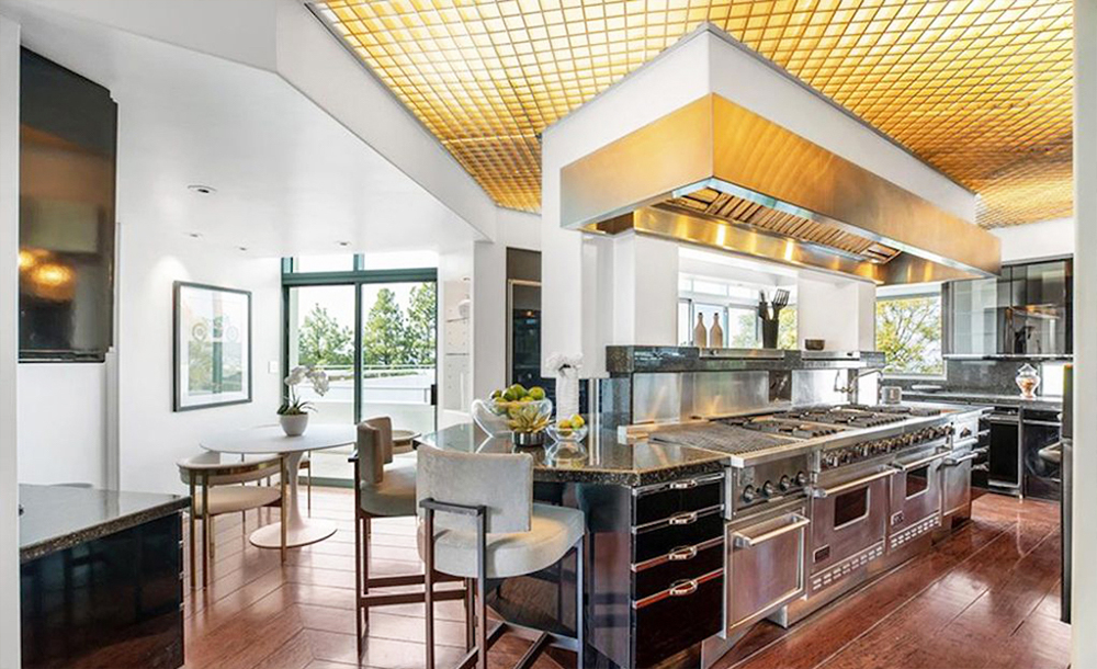 A unique kitchen and dining concept with a separate island and stainless steel appliances
