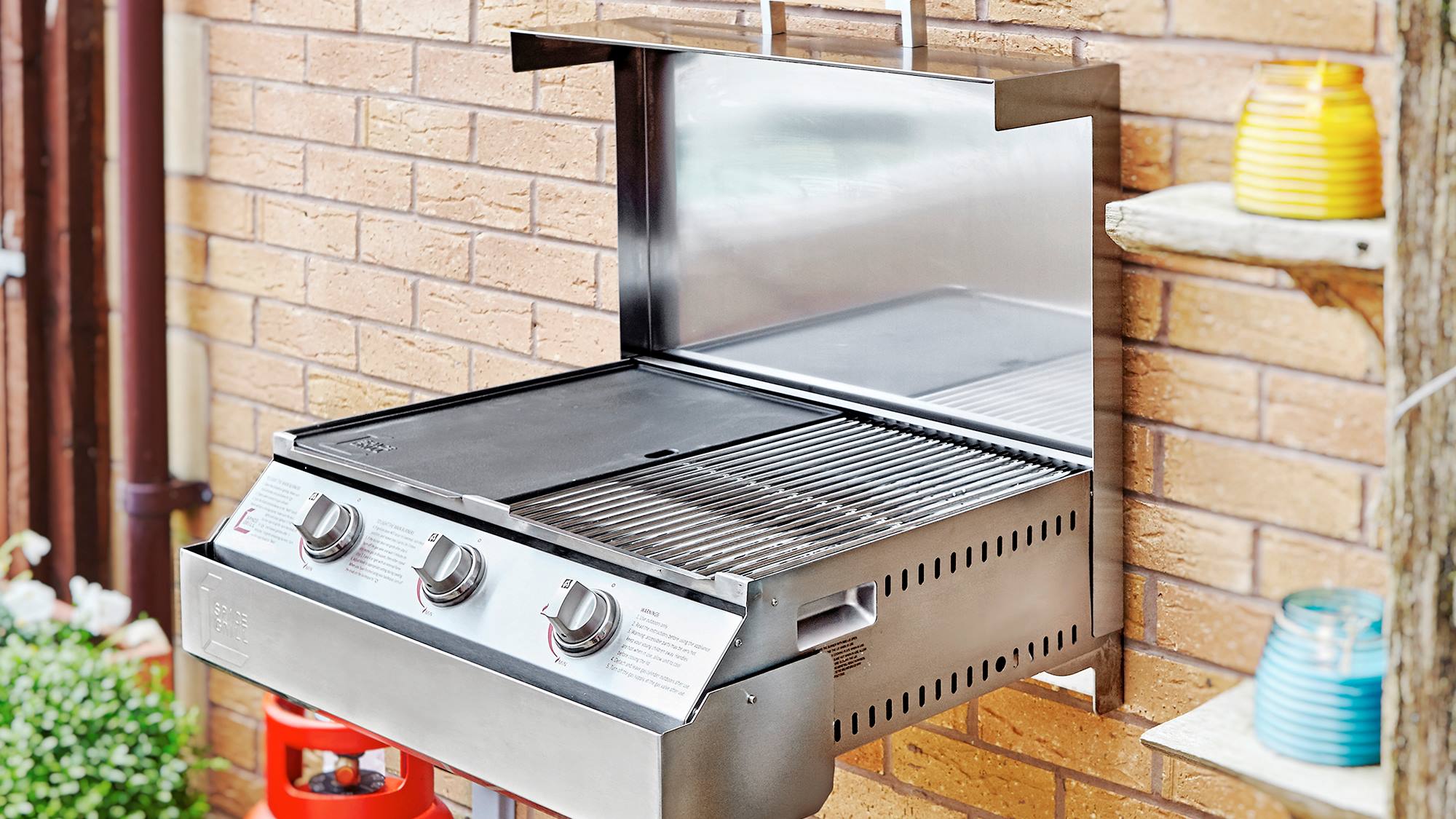 Space-saving BBQ that folds and attaches to wall