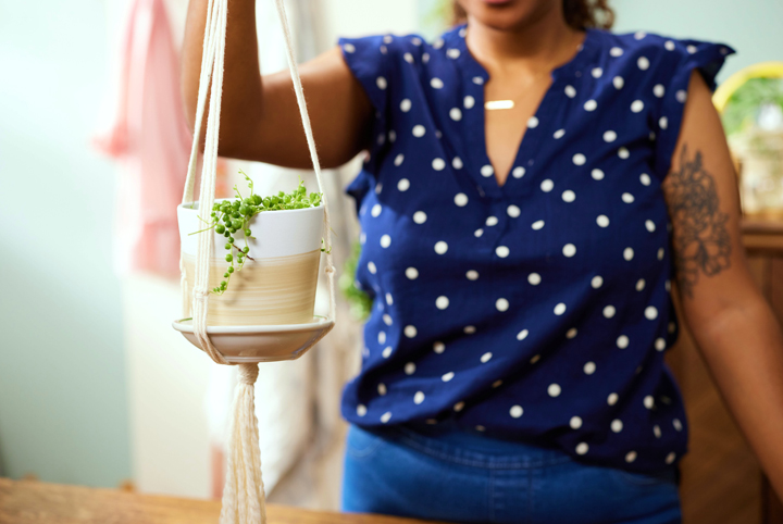 DIY macrame plant hanger by Amanda Roberts