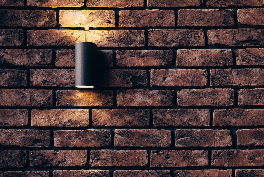 Clean bricks such as brick walls using vinegar and hot water.