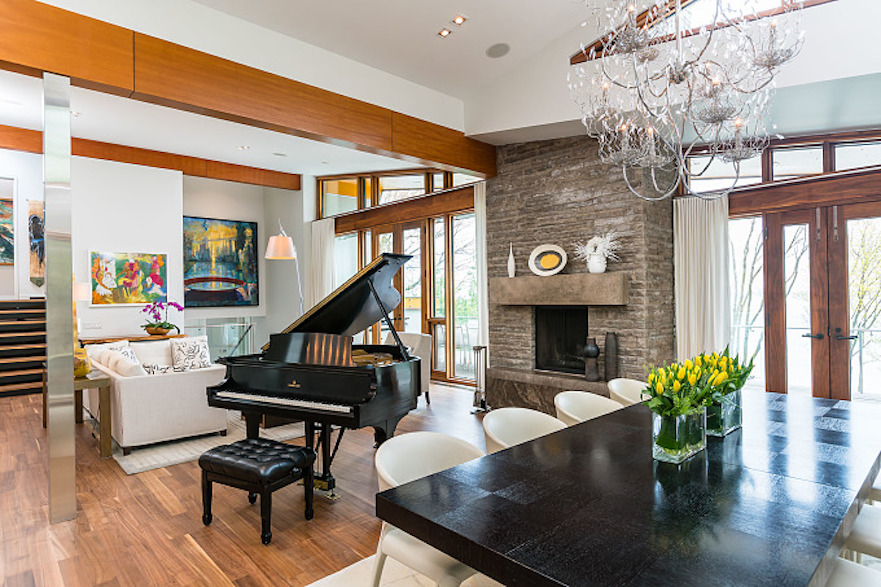 Living room of mid-century modern Toronto-area lakefront home