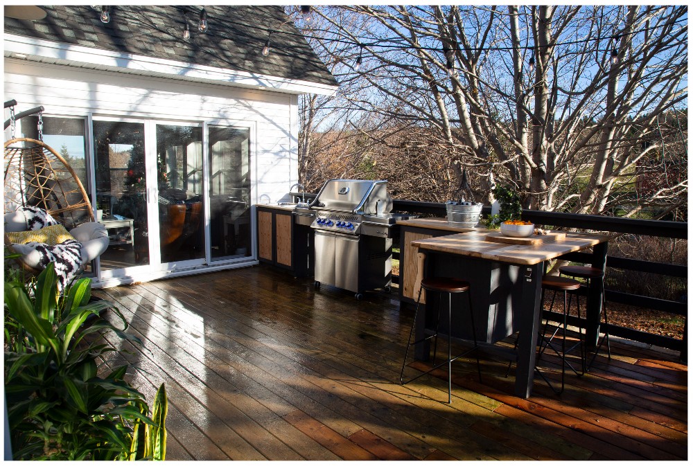 Randy Spracklin's outdoor kitchen with a barbeque