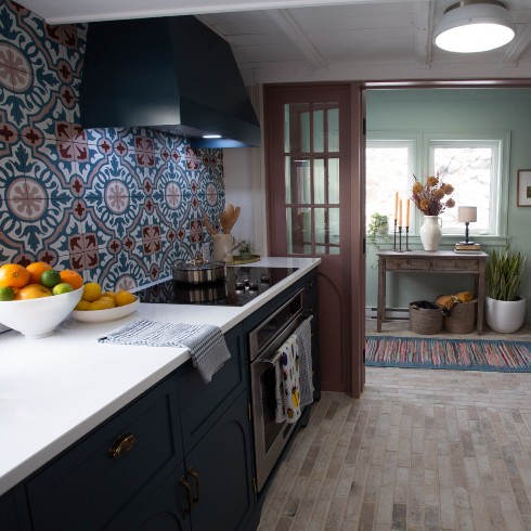 A colourful kitchen with Moroccan-inspired backsplash tile