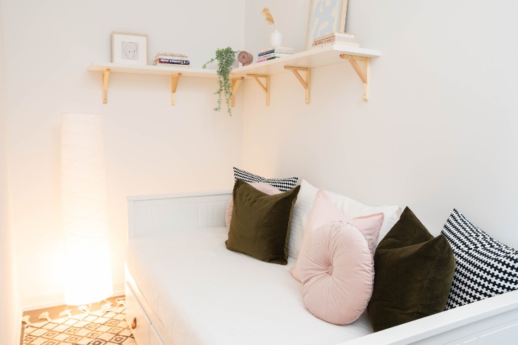 Daybed with pillows and lamp