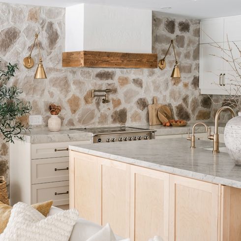 Pale kitchen with stone backsplash