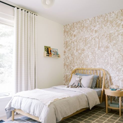 Jungle wallpaper in kids' room with neutral tones