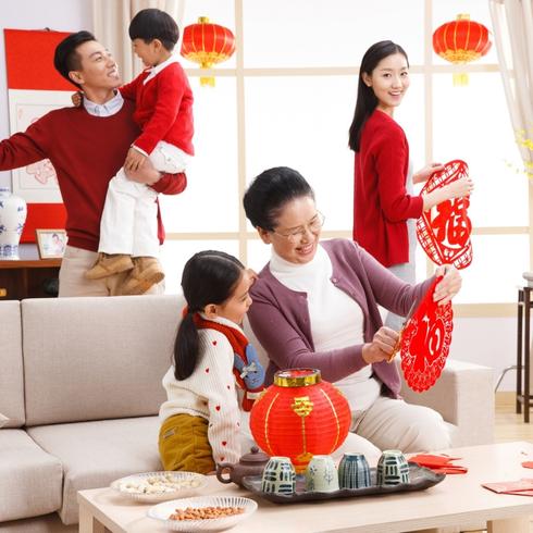 A family celebrating lunar new year