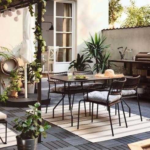 outdoor rug and furniture