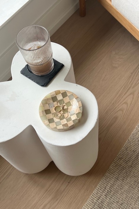 Clover stool with trinket