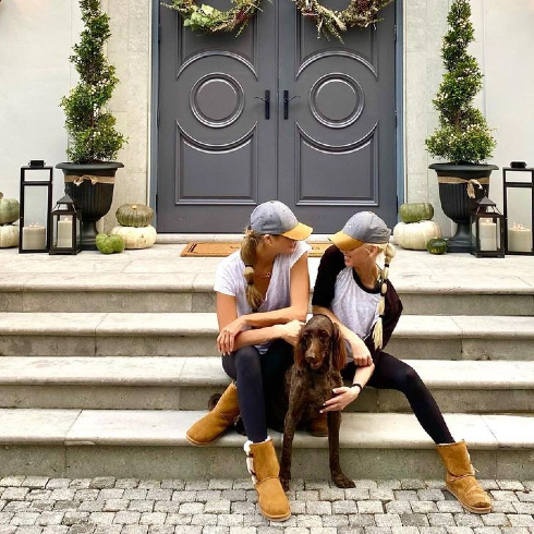 Gayle Alix sits on front steps with Elle MacPherson