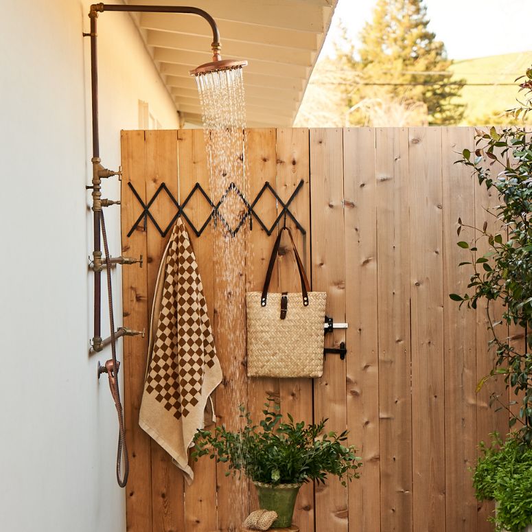 Outdoor shower with private wall