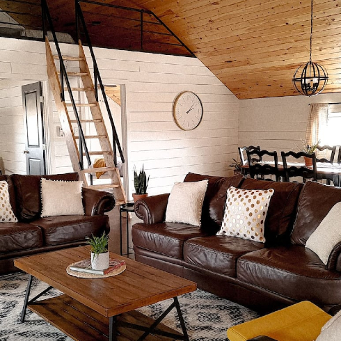 The cozy countrychic interior in the red barn Airbnb