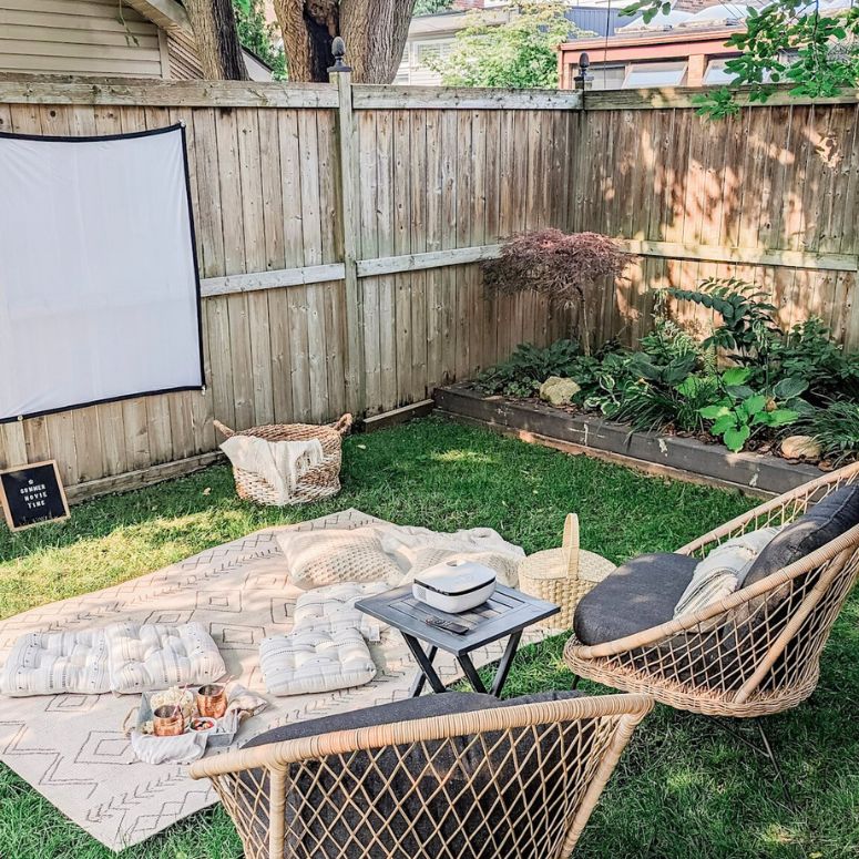 diy movie theatre set-up in backyard