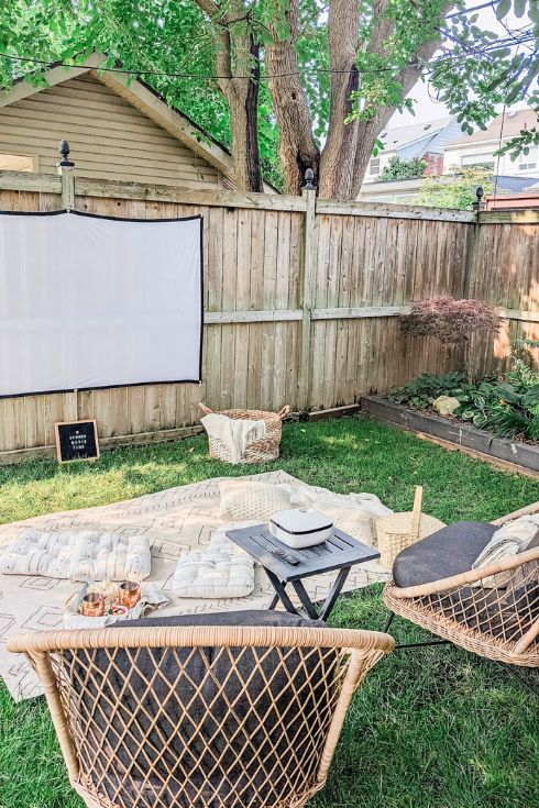 diy movie theatre set-up in backyard