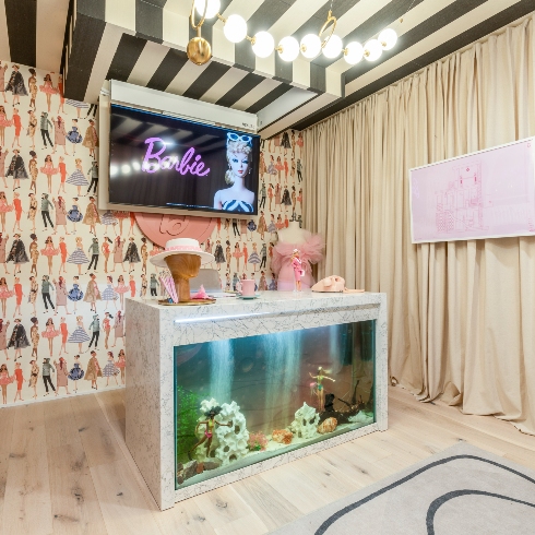 Barbie office with an aquarium desk in Barbie Dreamhouse Challenge