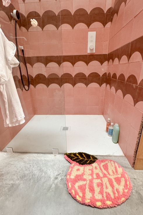 The completed peach bath mat DIY